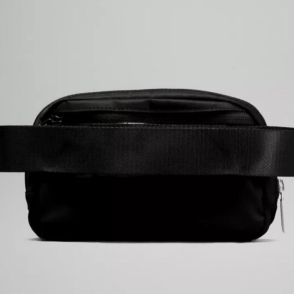 Lululemon Black Everywhere Belt Bag NWT - Picture 2 of 2
